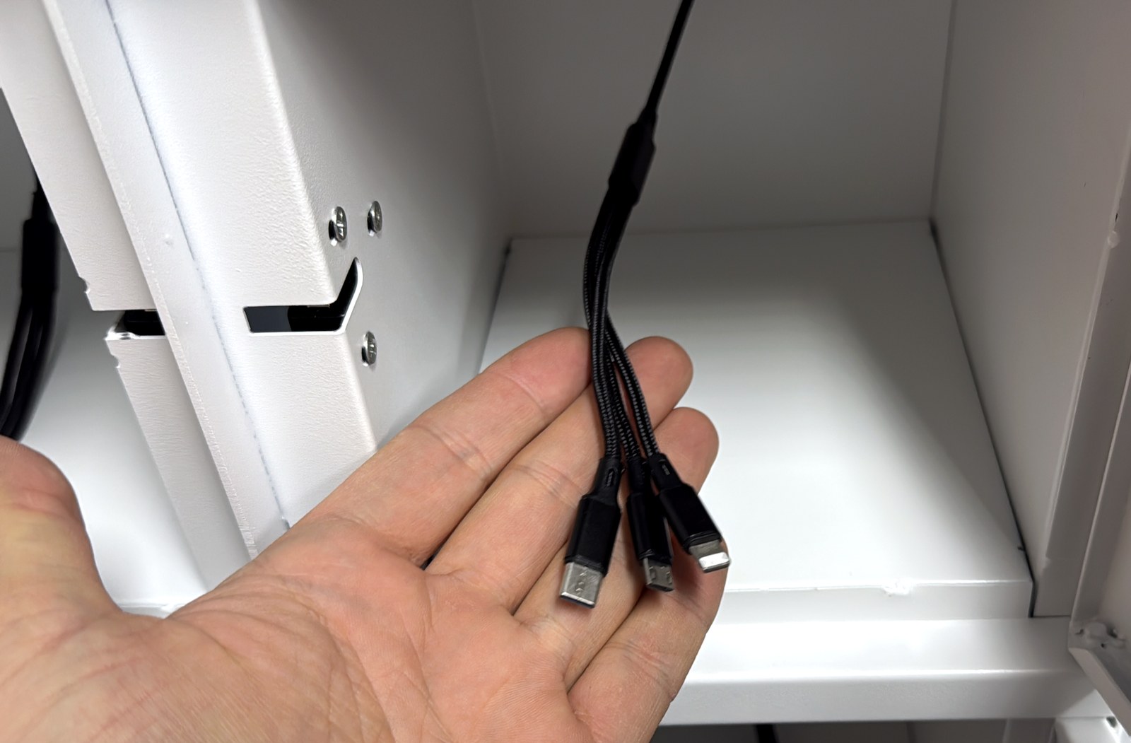 3-in-1-Ladekabel in einem Fach: USB-C, Lightning und Micro-USB